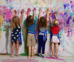 Kids creating a collaborative mural at Artnest Studio